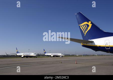 L'illustration montre des avions Ryanair lors d'une visite de plusieurs services à l'aéroport de Bruxelles Sud, à Gosselies, Charleroi, vendredi 10 avril 2020. La Belgique en est à sa quatrième semaine de confinement dans la crise actuelle du virus corona. PISCINE PHOTO DE BELGA CHRISTOPHE LICOPPE Banque D'Images