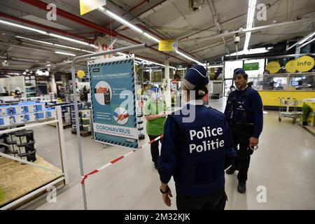 L'illustration montre une patrouille de police dans les rues de Bruxelles, appliquant les règles de distanciation sociale, samedi 18 avril 2020. La Belgique en est à sa cinquième semaine de confinement dans la crise actuelle du virus corona. Les mesures annoncées sur 18 mars en Belgique pour éviter la propagation du Covid-19 resteront actives jusqu'à 4 mai. BELGA PHOTO ERIC LALMAND Banque D'Images