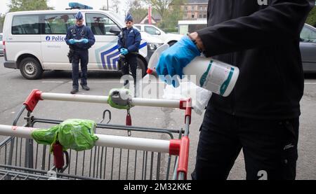 L'illustration montre les caddies de supermarché de nettoyage des travailleurs du marché Carrefour à marge d'une patrouille de police à Ghlin, appliquant les règles de distanciation sociale, dimanche 19 avril 2020. La Belgique en est à sa cinquième semaine de confinement dans la crise actuelle du virus corona. Les mesures annoncées sur 18 mars en Belgique pour éviter la propagation du Covid-19 resteront actives jusqu'à 4 mai. BELGA PHOTO BENOIT DOPPAGNE Banque D'Images