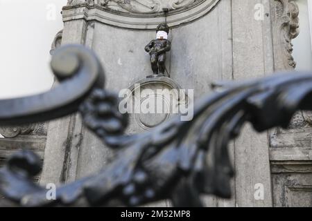 L'illustration montre que Manneken Pis porte un masque buccal, à Bruxelles, le lundi 11 mai 2020. La Belgique entre dans sa neuvième semaine de confinement. L'étape 1B du plan de déconditionnement dans la crise actuelle du virus corona commence. Tous les magasins peuvent rouvrir et davantage de personnes peuvent retourner au travail. BELGA PHOTO THIERRY ROGE Banque D'Images