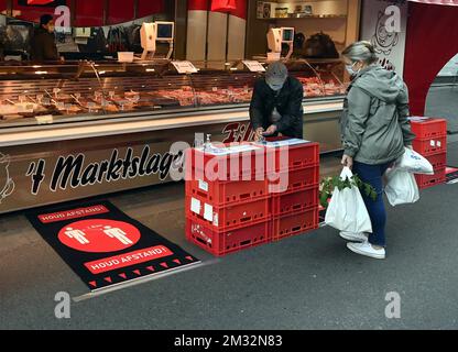 L'illustration montre des mesures de distanciation sociale au marché en plein air à Hannut, lundi 18 mai 2020. La Belgique en est à sa dixième semaine de confinement dans la crise actuelle du virus corona, différents secteurs de la vie publique sont progressivement rouverts. BELGA PHOTO ERIC LALMAND Banque D'Images