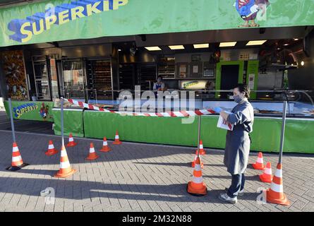 L'illustration montre des mesures de distanciation sociale au marché en plein air à Hannut, lundi 18 mai 2020. La Belgique en est à sa dixième semaine de confinement dans la crise actuelle du virus corona, différents secteurs de la vie publique sont progressivement rouverts. BELGA PHOTO ERIC LALMAND Banque D'Images