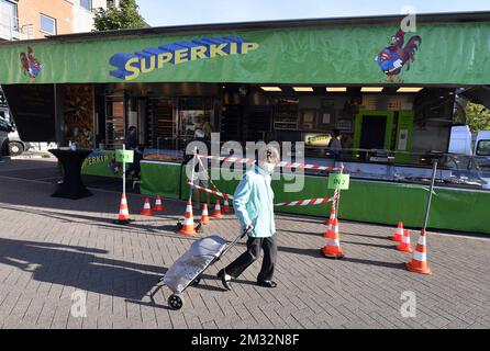 L'illustration montre des mesures de distanciation sociale au marché en plein air à Hannut, lundi 18 mai 2020. La Belgique en est à sa dixième semaine de confinement dans la crise actuelle du virus corona, différents secteurs de la vie publique sont progressivement rouverts. BELGA PHOTO ERIC LALMAND Banque D'Images