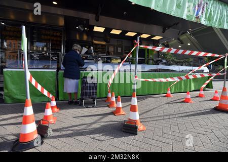 L'illustration montre des mesures de distanciation sociale au marché en plein air à Hannut, lundi 18 mai 2020. La Belgique en est à sa dixième semaine de confinement dans la crise actuelle du virus corona, différents secteurs de la vie publique sont progressivement rouverts. BELGA PHOTO ERIC LALMAND Banque D'Images