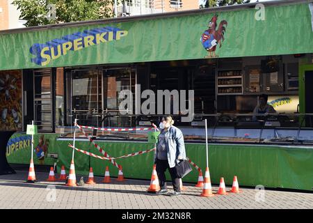 L'illustration montre des mesures de distanciation sociale au marché en plein air à Hannut, lundi 18 mai 2020. La Belgique en est à sa dixième semaine de confinement dans la crise actuelle du virus corona, différents secteurs de la vie publique sont progressivement rouverts. BELGA PHOTO ERIC LALMAND Banque D'Images