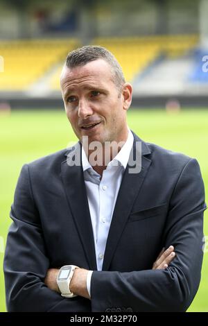 Nicky Hayen photographié lors de sa présentation en tant que nouvel entraîneur-chef de l'équipe belge de football Waasland-Beveren, jeudi 04 juin 2020, lors d'une conférence de presse à Beveren. Le club est sur le point de se reléguer à la deuxième division, puisqu'il s'est assis à la dernière place lorsque la compétition a été arrêtée en raison de la pandémie de Covid-19. BELGA PHOTO DIRK WAEM Banque D'Images