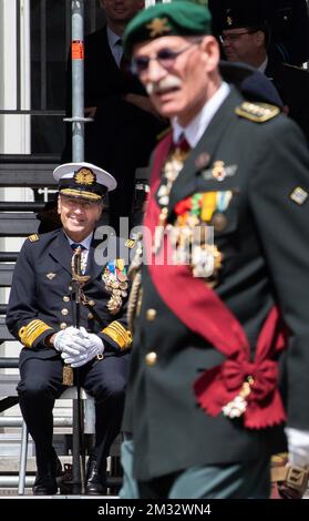 L'ancien chef de la Défense, le général Marc Compernol, passe par le nouveau chef de la Défense Michel Hofman et lors de la cérémonie du transfert de commandement du chef de la Défense belge, à l'école militaire royale, à Bruxelles, le vendredi 10 juillet 2020. BELGA PHOTO BENOIT DOPPAGNE Banque D'Images