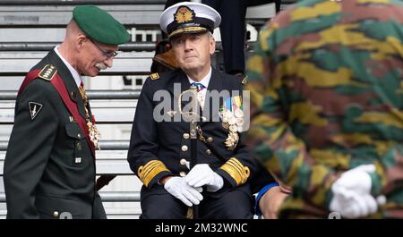 L'ancien chef de la Défense, le général Marc Compernol, passe par le nouveau chef de la Défense Michel Hofman lors de la cérémonie du transfert de commandement du chef de la Défense belge, à l'école militaire royale, à Bruxelles, le vendredi 10 juillet 2020. BELGA PHOTO BENOIT DOPPAGNE Banque D'Images