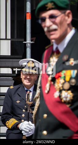 L'ancien chef de la Défense, le général Marc Compernol, passe par le nouveau chef de la Défense Michel Hofman et lors de la cérémonie du transfert de commandement du chef de la Défense belge, à l'école militaire royale, à Bruxelles, le vendredi 10 juillet 2020. BELGA PHOTO BENOIT DOPPAGNE Banque D'Images