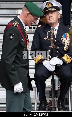 L'ancien chef de la Défense, le général Marc Compernol, passe par le nouveau chef de la Défense Michel Hofman lors de la cérémonie du transfert de commandement du chef de la Défense belge, à l'école militaire royale, à Bruxelles, le vendredi 10 juillet 2020. BELGA PHOTO BENOIT DOPPAGNE Banque D'Images