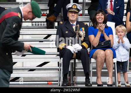 L'ancien chef de la Défense, le général Marc Compernol, passe par le nouveau chef de la Défense Michel Hofman lors de la cérémonie du transfert de commandement du chef de la Défense belge, à l'école militaire royale, à Bruxelles, le vendredi 10 juillet 2020. BELGA PHOTO BENOIT DOPPAGNE Banque D'Images