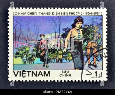 Timbre-poste annulé imprimé par le Vietnam, qui montre des troupes, camion, victoire à Dien bien Phu, 30th anniversaire, vers 1984. Banque D'Images