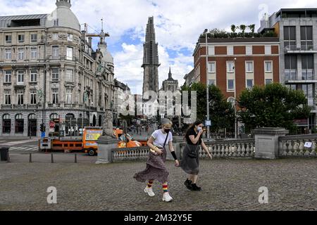 L'illustration montre des personnes portant des masques dans le centre-ville d'Anvers, lundi 27 juillet 2020. Le nombre de contaminants Covid-19 augmente à nouveau en Belgique. Le Conseil national de sécurité a annoncé des mesures plus strictes à partir de demain, afin de tenter de maintenir le niveau de contamination bas. BELGA PHOTO DIRK WAEM Banque D'Images