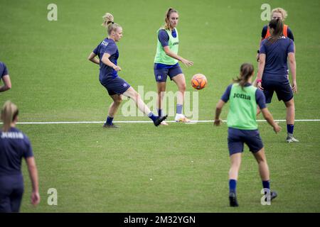 Nouvelle joueuse Anderlecht Tessa Wullaert (C) photographiée en action lors d'une session de formation de RSC Anderlecht Women, mardi 28 juillet 2020 à Bruxelles. Le buteur belge Wullaert rejoint l'équipe pour la première fois, après être venu de Manchester City. BELGA PHOTO JASPER JACOBS Banque D'Images