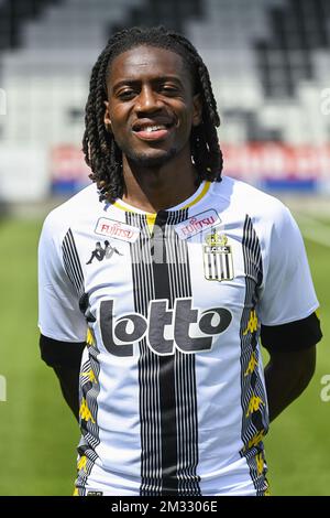 Joris Kayembe, de Charleroi, pose pour le photographe, à marge du photoshoot 2020-2021 du club belge Jupiler Pro League Sporting Charleroi, samedi 01 août 2020 à Charleroi. BELGA PHOTO LAURIE DIEFFEMBACQ Banque D'Images