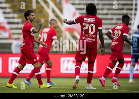 Lior Refaelov d'Anvers et Dieumerci Mbokani Bezua d'Anvers célèbrent lors du match Jupiler Pro League entre Royal Antwerp FC et RE Mouscron, à Deurne, Anvers, le samedi 08 août 2020, le 01 jour du championnat belge de football. BELGA PHOTO JASPER JACOBS Banque D'Images