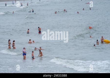 L'illustration montre les peuples qui profitent de la plage et de la mer à Blankenberge sur la côte belge le samedi 15 août 2020. BELGA PHOTO NICOLAS MATERLINCK Banque D'Images