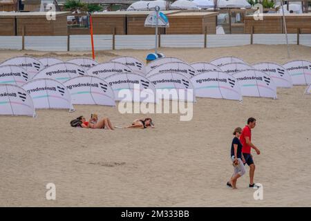 L'illustration montre les peuples qui profitent de la plage de Blankenberge sur la côte belge le samedi 15 août 2020. BELGA PHOTO NICOLAS MATERLINCK Banque D'Images