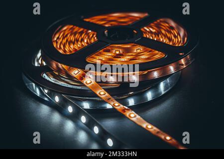 LED striée avec LED CMS blanc froid et blanc chaud Banque D'Images