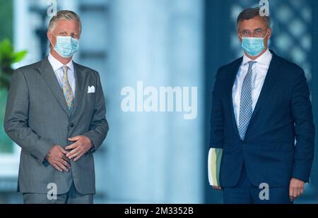 Roi Philippe - Filip de Belgique et le président du CD&V Joachim Coens photographiés avant une réunion au Palais Royal de Bruxelles, le lundi 17 août 2020, concernant la formation d'un nouveau gouvernement après les élections fédérales du 26 mai 2019. Le roi a pris en considération la démission des deux formateurs et rencontrera aujourd'hui plusieurs présidents de parti et plusieurs hommes. BELGA PHOTO BENOIT DOPPAGNE Banque D'Images