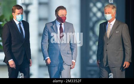 Le président du PS Paul Magnette, le président de N-va Bart de Wever et le roi Philippe - Filip de Belgique, photographiés après une réunion avec le roi au Palais Royal à Bruxelles, le lundi 17 août 2020, concernant la formation d'un nouveau gouvernement après les élections fédérales du 26 mai 2019. La semaine dernière, les deux formateurs ont annoncé qu'ils abandonneront leur tentative de former un nouveau gouvernement. On ne sait toujours pas ce qui va se passer ensuite. BELGA PHOTO BENOIT DOPPAGNE Banque D'Images