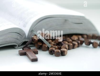 prier avec la bible et croix sur une table à la maison aucune photo de stock de personnes Banque D'Images