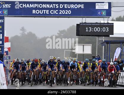 L'illustration montre le pack de coureurs au début de la course d'élite féminine sur route aux Championnats d'Europe de vélo à Plouay, France, jeudi 27 août 2020. BELGA PHOTO ERIC LALMAND Banque D'Images