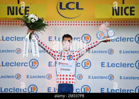 Français Fabien Grellier de Total Direct Energie fête sur le podium dans le maillot rouge à pois pour le meilleur grimpeur après la première étape de l'édition 107th de la course cycliste Tour de France, 156km de Nice à Nice, en France, le samedi 29 août 2020. Le Tour de France de cette année a été reporté en raison de la pandémie mondiale de Covid-19. La course 2020 commence à Nice le samedi 29 août et se termine le 20 septembre. BELGA PHOTO DAVID STOCKMAN Banque D'Images