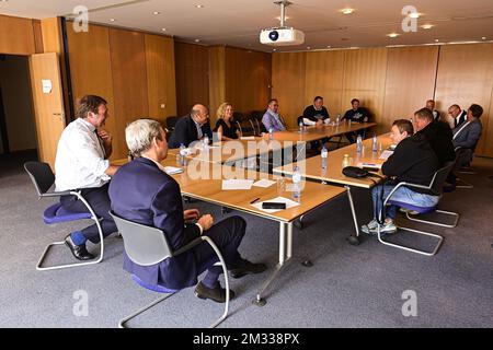 Le ministre des PME, des entrepreneurs, de l'Agriculture et de l'intégration sociale, Denis Ducarme, a photographié lors d'une réunion à marghe d'une action de protestation d'un groupe de travailleurs indépendants, également appelé « les oublis de la criise » avec beaucoup de freelance et de gens du terrain d'exposition, du secteur des événements, du secteur de la vie nocturne, L'OMS lance un SOS aux gouvernements fédéral et régionaux belges, mercredi 02 septembre 2020. Les personnes oubliées de la crise de Covid-19 font des actions de protestation pour ralentir la circulation et ils rencontrent aujourd'hui les ministres fédéral et régioopnal. Ici en face du cabinet Ducarme à Bruxelles. BELGA PHOTO LAURIE DIEFF Banque D'Images