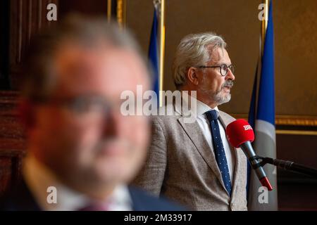 Le ministre de la région bruxelloise, Bernard Clerfayt, parle à la presse après la cérémonie de serment du nouveau maire de Sint-Agatha-Berchem - Berchem-Sainte-Agathe, dans la région de Bruxelles-capitale, le jeudi 03 septembre 2020. BELGA PHOTO NICOLAS MATERLINCK Banque D'Images