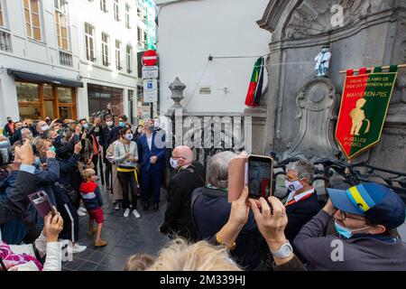 L'illustration montre la statue de 'Manneken Pis' dans le centre-ville de Bruxelles portant un uniforme en l'honneur du personnel de santé, samedi 05 septembre 2020. BELGA PHOTO NICOLAS MATERLINCK Banque D'Images