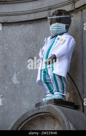 L'illustration montre la statue de 'Manneken Pis' dans le centre-ville de Bruxelles portant un uniforme en l'honneur du personnel de santé, samedi 05 septembre 2020. BELGA PHOTO NICOLAS MATERLINCK Banque D'Images