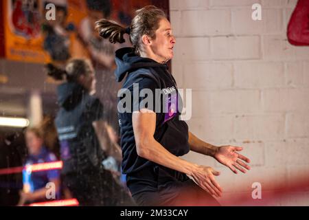 Percoon Belge Delfine photographié lors d'une séance d'entraînement de boxe pour l'équipe féminine de football Club Brugge Dames, au gymnase de boxe du percoon Belge à Lichtervelde, le vendredi 18 septembre 2020. BELGA PHOTO KURT DESPLENTER Banque D'Images