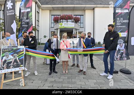 David Lappartient, président de l'UCI, Ann Schevenels, maire de Keerbergen, et Thomas van der Spiegel, photographiés lors de l'inauguration de la course sur piste des championnats du monde de cyclisme de l'année prochaine en Belgique, au village de WK à Keerbergen le samedi 19 septembre 2020. Le cyclisme de 2021 WC aura lieu en Flandre, Belgique, du 18 au 26 septembre 2021. BELGA PHOTO DIRK WAEM Banque D'Images