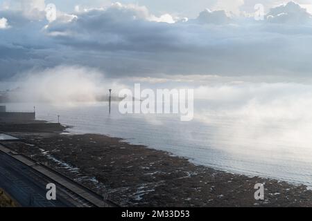 Brume de mer se déroulant un matin froid et glacial à Ramsgate, Kent, Royaume-Uni Banque D'Images