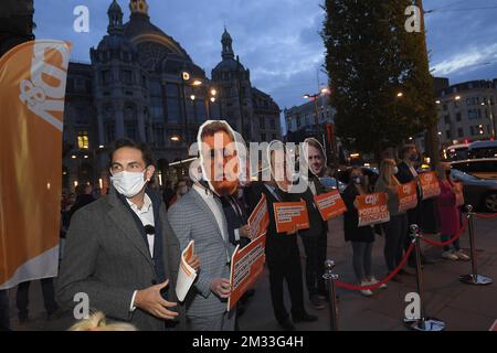 Joachim Coens, président du CD&V, et Tom Van Grieken, président de Vlaams Belang, ont photographié à l'entrée d'un congrès des membres du parti démocrate-chrétien flamand, CD&V, pour voter sur la participation au nouveau gouvernement fédéral de la « coalition Vivaldi » à Anvers, le mercredi 30 septembre 2020. BELGA PHOTO LAURIE DIEFFEMBACQ Banque D'Images