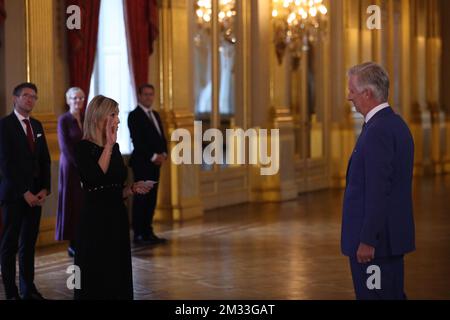 Le ministre de la Défense Ludivinous Dedonder (PS) fait serment devant le roi Philippe - Filip de Belgique lors de la cérémonie de serment du gouvernement Vivaldi, au Palais Royal, le jeudi 01 octobre 2020, à Bruxelles. La Belgique attendait un gouvernement fédéral depuis les élections fédérales du 26 mai 2019. BELGA PHOTO POOL - YVES HERMAN Banque D'Images