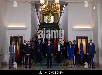 A L'ATTENTION DES ÉDITEURS - PHOTOS DE DOCUMENTS - CRÉDIT OBLIGATOIRE CHANCELLERIE BELGIQUE PREMIER MINISTRE - USAGE ÉDITORIAL SEULEMENT - PAS DE VENTE, PAS DE MARKETING - les nouveaux ministres et secrétaires d'Etat posent pour la photo de famille officielle du gouvernement Vivaldi avec le roi belge, au Palais Royal, jeudi 01 octobre 2020, À Bruxelles. La Belgique attendait un gouvernement fédéral depuis les élections fédérales du 26 mai 2019. BELGA PHOTO ERIC LALMAND Banque D'Images