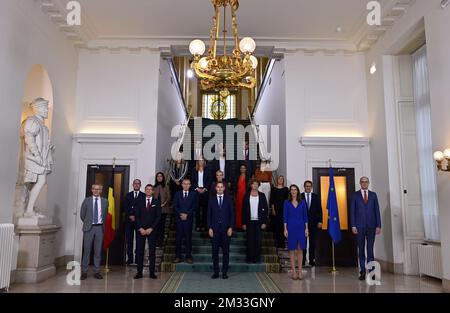 A L'ATTENTION DES ÉDITEURS - PHOTOS DE DOCUMENTS - CRÉDIT OBLIGATOIRE CHANCELLERIE BELGIQUE PREMIER MINISTRE - USAGE ÉDITORIAL SEULEMENT - PAS DE VENTE, PAS DE MARKETING - les nouveaux ministres et secrétaires d'Etat posent pour la photo de famille officielle du gouvernement Vivaldi avec le roi belge, au Palais Royal, jeudi 01 octobre 2020, À Bruxelles. La Belgique attendait un gouvernement fédéral depuis les élections fédérales du 26 mai 2019. BELGA PHOTO ERIC LALMAND Banque D'Images