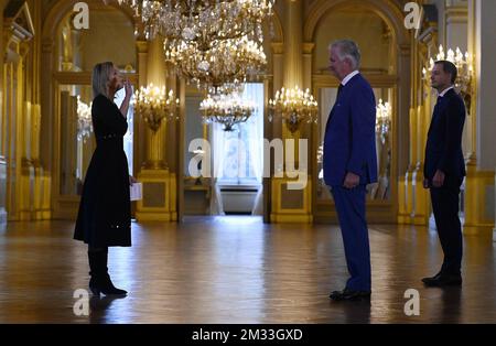 A L'ATTENTION DES ÉDITEURS - PHOTOS - CRÉDIT OBLIGATOIRE CHANCELLERIE BELGIQUE PREMIER MINISTRE - USAGE ÉDITORIAL SEULEMENT - PAS DE VENTE, PAS DE MARKETING - le ministre de la Défense, Ludiviny Dedonder (PS), fait serment devant le roi et le premier ministre de Croo en posant pour la photo de famille officielle du gouvernement de Vivaldi avec le roi de Belgique, au Palais Royal, jeudi 01 octobre 2020, à Bruxelles. La Belgique attendait un gouvernement fédéral depuis les élections fédérales du 26 mai 2019. BELGA PHOTO ERIC LALMAND Banque D'Images