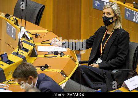 Le ministre de la Défense, Ludive Dedonder (PS), photographié lors d'une séance plénière de la Chambre fédérale belge, qui s'est tenue au Parlement européen, le jeudi 01 octobre 2020, à Bruxelles. Après 494 jours, la Belgique a un nouveau gouvernement fédéral. Pour permettre à tous les membres de la Chambre d'assister à l'installation dans le respect des règles de distance sociale dans la crise actuelle du coronavirus, la session de la Chambre a été déplacée du Parlement fédéral belge à l'hémisphère du Parlement européen. BELGA PHOTO JASPER JACOBS Banque D'Images