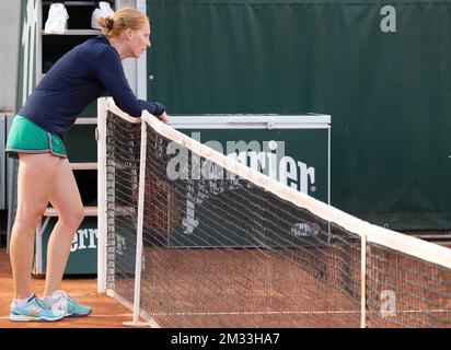 Le Belge Alison Van Uytvanck semble abattu après le match entre le Belge Van Uytvanck et le Roumain Bara, lors du deuxième tour de la compétition féminine de singles au tournoi de tennis Roland Garros French Open, à Paris, en France, le jeudi 01 octobre 2020. Le tirage principal du Grand Chelem de Roland Garros de cette année a été reporté en raison de la pandémie de Covid-19 en cours. Le tournoi de cette année a lieu du 27 septembre au 11 octobre. BELGA PHOTO BENOIT DOPPAGNE Banque D'Images