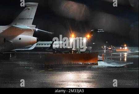 Munich, Allemagne. 14th décembre 2022. Un avion Lufthansa se trouve à l'aéroport de Munich pendant qu'une chasse-neige le passe. En raison du danger de routes glacées dû à la pluie verglaçante, aucun avion n'a pu décoller ou atterrir à l'aéroport de Munich mercredi après-midi pour le moment. 133 vols ont été annulés, 26 ont été détournés, a déclaré un porte-parole de l'aéroport à Deutsche presse-Agentur. Credit: Felix Hörhager/dpa/Alay Live News Banque D'Images