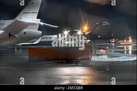Munich, Allemagne. 14th décembre 2022. Un avion Lufthansa se trouve à l'aéroport de Munich pendant qu'une chasse-neige le passe. En raison du danger de routes glacées dû à la pluie verglaçante, aucun avion n'a pu décoller ou atterrir à l'aéroport de Munich mercredi après-midi pour le moment. 133 vols ont été annulés, 26 ont été détournés, a déclaré un porte-parole de l'aéroport à Deutsche presse-Agentur. Credit: Felix Hörhager/dpa/Alay Live News Banque D'Images