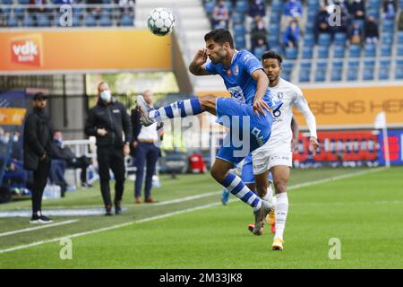 Milad Mohammadi de Gent et Musashi Suzuki de Beerschot photographiés en action lors d'un match de football entre KAA Gent et Beerschot va, dimanche 04 octobre 2020 à Gent, le jour 8 de la première division de la « Jupiler Pro League » du championnat belge de football. BELGA PHOTO THIERRY ROGE Banque D'Images