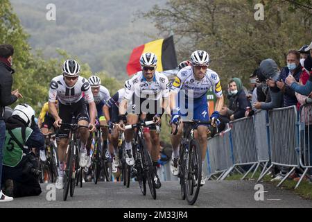 Suisse Marc Hirschi de Team Sunweb, Français Julien Alaphippe de Deceuninck - Quick-Step et les Dries belges Devényns de Deceuninck - Quick-Step photographié en action pendant la course cycliste d'une journée Liège-Bastogne-Liège (257 km), dimanche 04 octobre 2020 à Liège. BELGA PHOTO KRISTOF VAN ACCOM Banque D'Images