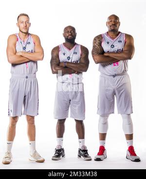 Louis Hazard, Thomas Massamba et Benjamin Raymond posent à un photoshop de l'équipe belge de basketball Phoenix Bruxelles, en prévision de la Ligue EuroMillions 2020-2021, vendredi 09 octobre 2020 à Bruxelles. BELGA PHOTO JASPER JACOBS Banque D'Images