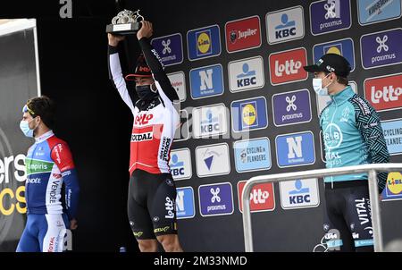 Deuxième place italienne Leonardo Bonifazio de Total Direct Energie, gagnant australien Caleb Ewan de Lotto Soudal et troisième place française Bryan Coquard de BB Hotels - Vital concept photographié sur le podium après l'édition 108h de la course cycliste d'une journée 'Scheljs', 174km de Schoten à Schoten, Mercredi 14 octobre 2020. Les courses cyclistes flamandes de cette année ont été reportées du printemps à l'automne, en raison de la pandémie du coronavirus. Public est conseils de rester à la maison et de suivre la course cycliste à la télévision ou à la radio. BELGA PHOTO DIRK WAEM Banque D'Images