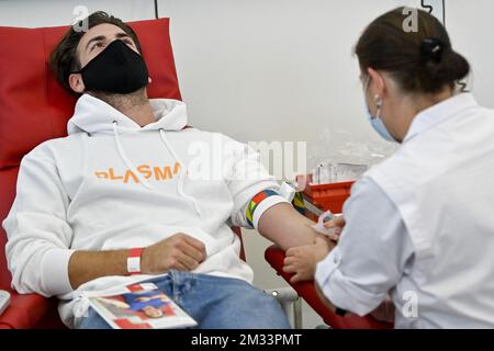 Koen Wauters, chanteur et présentateur de télévision de Clouseau, photographié lors d'un don de plasma à la Rode Kruis-Vlaanderen (Croix-Rouge de Flandre) à Mechelen, le lundi 19 octobre 2020. Le plasma dans le sang de personnes qui ont récupéré de la desase Covid-19 pourrait être utilisé dans un traitement pour les patients avec des cas graves de Codiv-19. BELGA PHOTO DIRK WAEM Banque D'Images