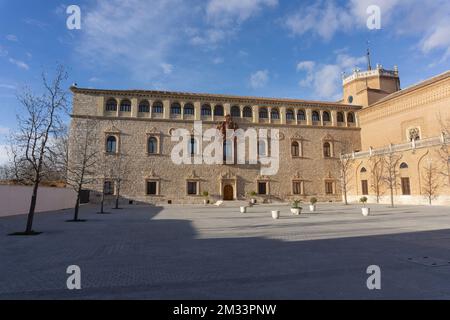 Palais des archevêques avec place vide dans l'après-midi ensoleillé Banque D'Images